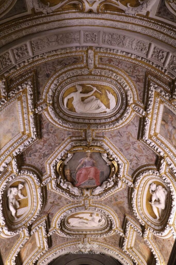 dóžecí palác v Benátkách zlaté schodiště